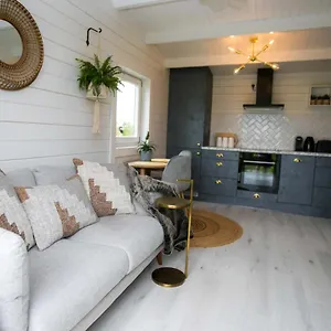The Paddocks - Stylish, Cozy & Private Killarney
